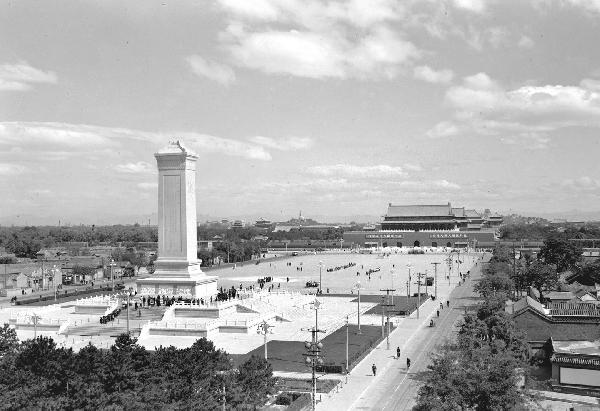 历史上的4月22日：人民英雄纪念碑建成