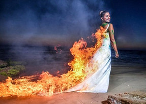 一周趣图：美新人流行拍另类照 点火泼漆毁婚纱