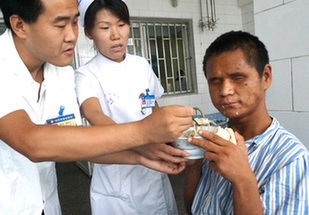 河南&ldquo;山洞男孩&rdquo;結束穴居重回&ldquo;人間&rdquo;
