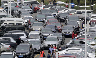 武漢新生報名 校園遭堵車