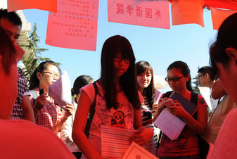 北大開學迎新開始文科狀元張韻凝受圍