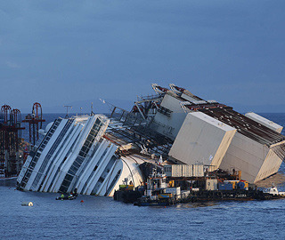 意大利耗資5億英鎊扶正傾覆豪華郵輪