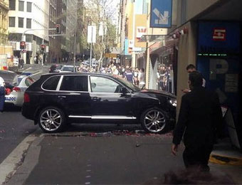 高清：悉尼劫匪開保時捷卡宴撞墻搶銀行