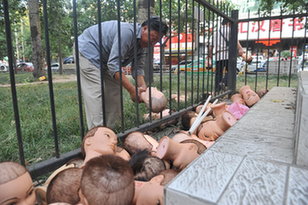 人頭模型扎堆路旁綠化帶 路人大驚&ldquo;好恐怖！&rdquo;