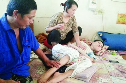 兒子患絕症無法呼吸 父母輪流按壓胸口3年保命