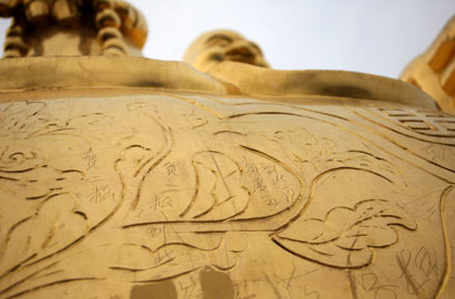 北京千靈山6米高彌勒佛遭遊人攀爬刻字