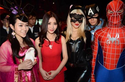 柳岩美艳红裙亮相《电影帝国》发布 受COSER&ldquo;追捧&rdquo;