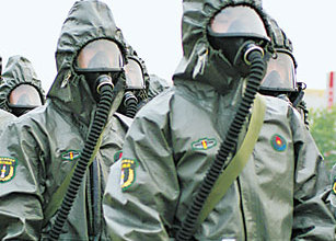 中國戰略導彈部隊換新型防護服 酷似星際戰士