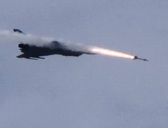 殲10進防識區發射數十枚導彈練空戰