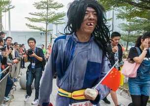 2013深圳國際馬拉松賽 選手奇裝異服博眼球