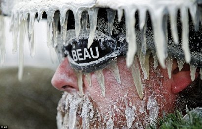 美國多地突降暴雪 嚴寒難擋球迷觀賽熱情