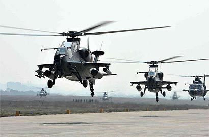 實拍解放軍武直10、武直9機群排長龍升空作戰