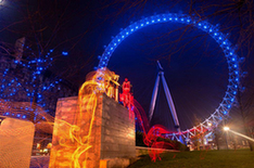 英玩家身著彩燈跑酷營造幻影奇觀（組圖）