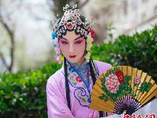 武大最美男神扮青衣 以假亂真讓宅男心動