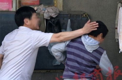 男孩8小時內先後被爸爸打了17次