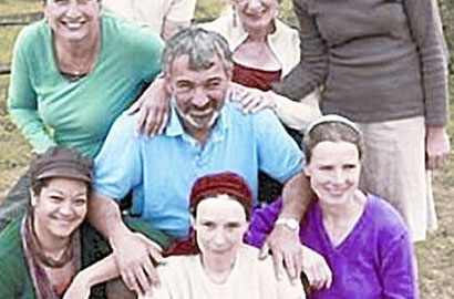 現實版韋小寶：英男子與7個妻子共同生活