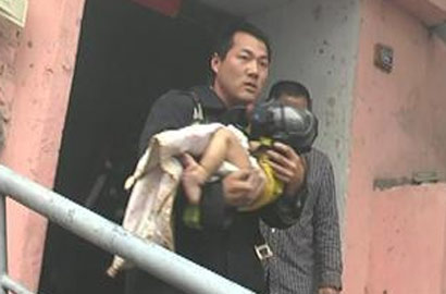 消防員火場讓出面罩戴給嬰兒