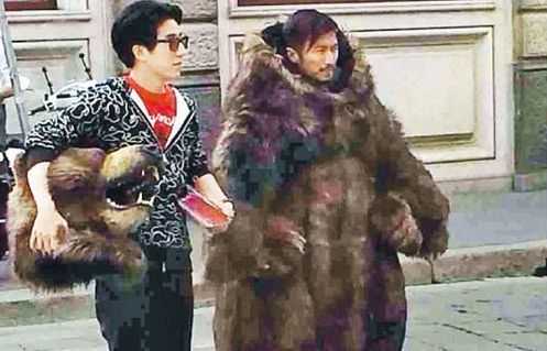 謝霆鋒扮狗熊嚇路人 房祖名用鎖鏈帶其上街