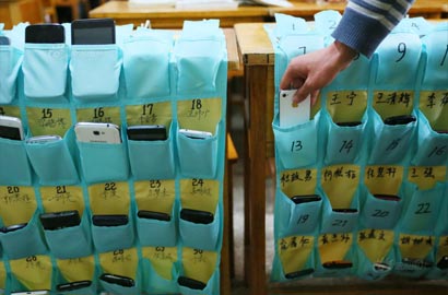 河南洛陽一大學學生課前自覺上交手機