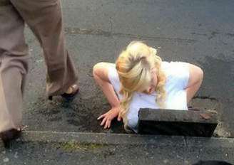 英國16歲女孩為撿手機被卡在下水道