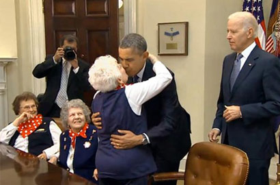 奧巴馬遭老太嘴對嘴強吻 笑稱請米歇爾原諒