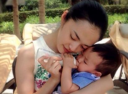 姚晨三亞遊玩照曝光 兒子小土豆快樂戲水