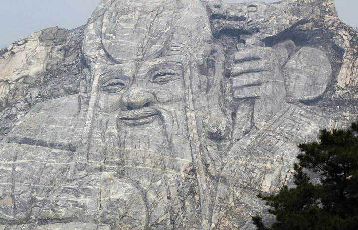 &ldquo;女蜘蛛俠&rdquo;為世界最大壽星雕像&ldquo;洗臉&rdquo;