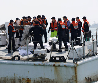 韓國客輪沉沒事故已致60余死 多具屍體被打撈