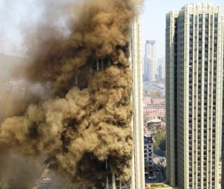 大連星海廣場一公寓樓大火 濃煙滾滾