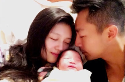 大S首曝一家三口全家福 女兒萌態可愛