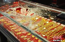 江蘇蘇州一金店遭搶 劫匪10秒內搶走金飾