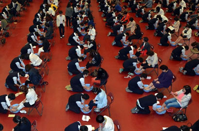 韓國高中生&ldquo;感恩母親&rdquo; 跪地為母親洗腳