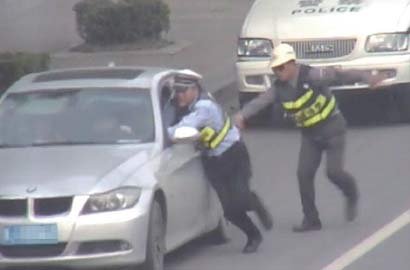 浙江溫州交警勇攔網上逃犯 上演驚心動魄15秒