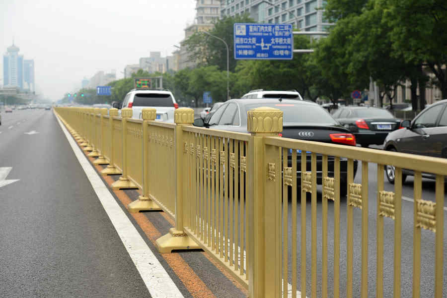 北京长安街护栏全部更换:土豪金美观大气