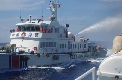 中國海警船隊在西沙對越南船只噴水執法