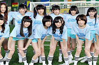 上海美少女组合变足球宝贝 镜头前变萌妹子