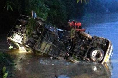 載有24名臺胞旅遊車墜入福建九龍江