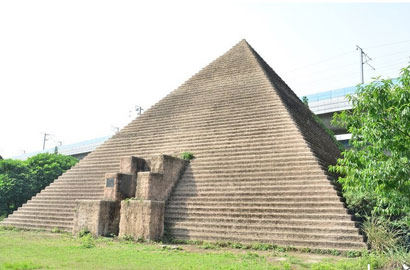 成都一高校多座建築山寨世界景點