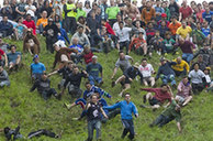 英國數百人為搶奶酪從近200米高山頂衝下 致多人骨折