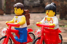 英夫婦帶"樂高玩具人偶"全球旅行 另類情侶照獲熱捧(高清組圖)