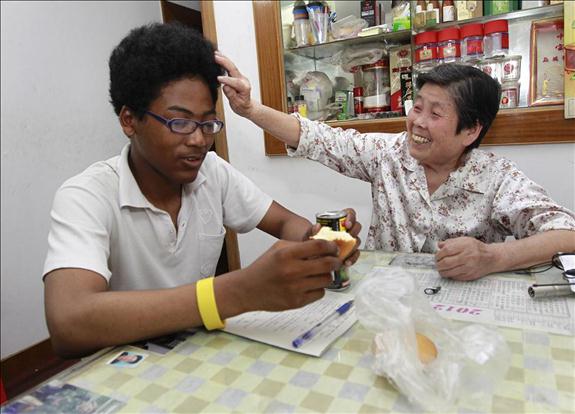 上海阿婆撫養黑人孩子14年:超越血緣的親情