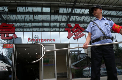 成都一醫院反恐防暴升級 安保人員持鋼叉上崗