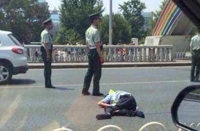 北京建國門橋西一無牌奧迪撞飛交警