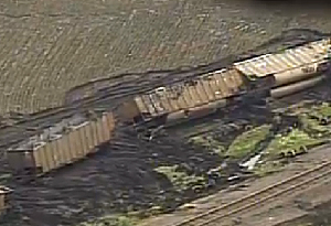 美國堪薩斯州一列車遭龍卷風襲擊 52節車廂脫軌