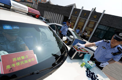 北京警方高考服務車 考生可隨時招停