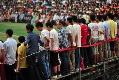 武漢一大學4500人拍&ldquo;最牛畢業照&rdquo; 場面壯觀