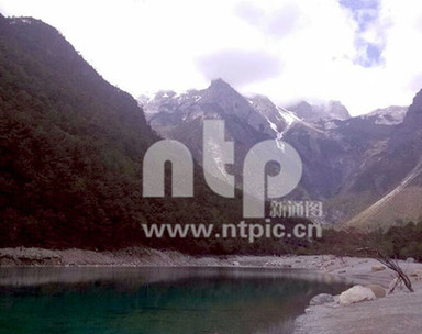 藍月湖清澈見底