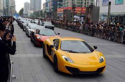 成都百輛豪車扎堆亮相街頭引圍觀