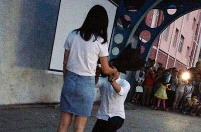 吉林一大四學生向相戀3年女老師求婚