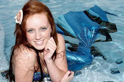 美雙腿癱瘓女孩水中拍人魚照